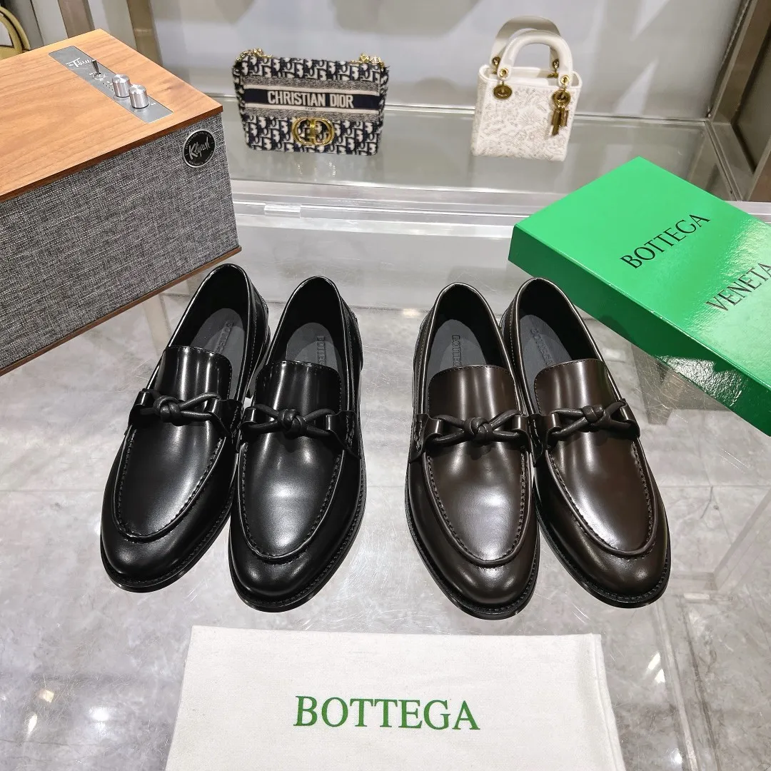 [BV] Top P: 860💰 Size: Female 35-39 (Female 40 custom-made) Male 39-44 (38.45 non-refundable) Bottega Veneta 2025 Autumn and Winter counter style! Small round toe loafers! Imported leather outsole! Imported open edge beaded cowhide! Solid color Niuli!